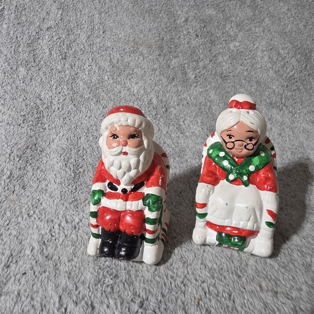 Vtg Santa & Mrs. Claus Ceramic Christmas Salt & Pepper Shakers '60s-style Taiwan